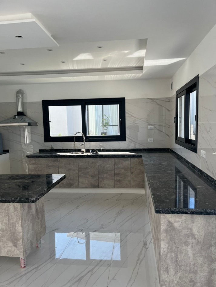CASA EN VENTA / ALQUILER PERMANENTE  Rumenco Joven